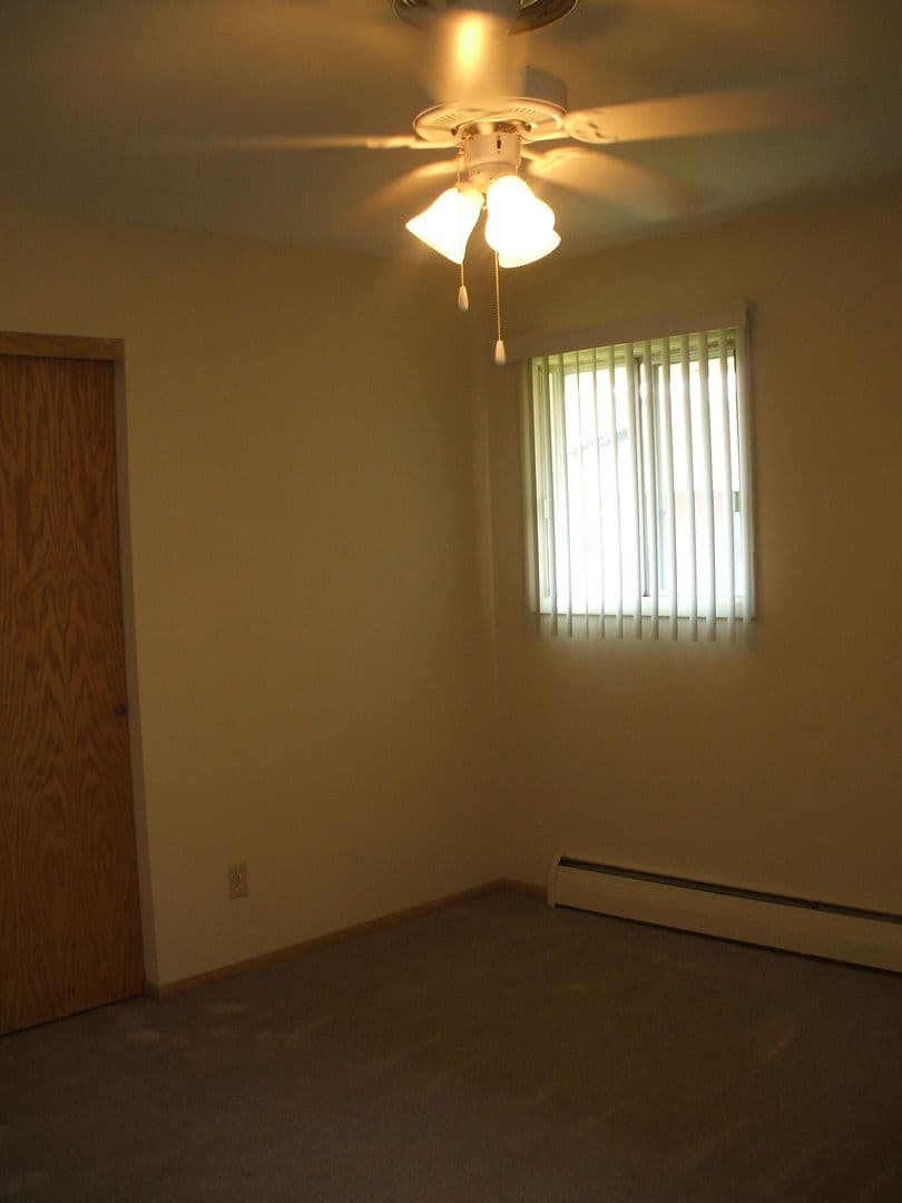 Oak Creek Apartment: 8828 S. Oak Park Drive