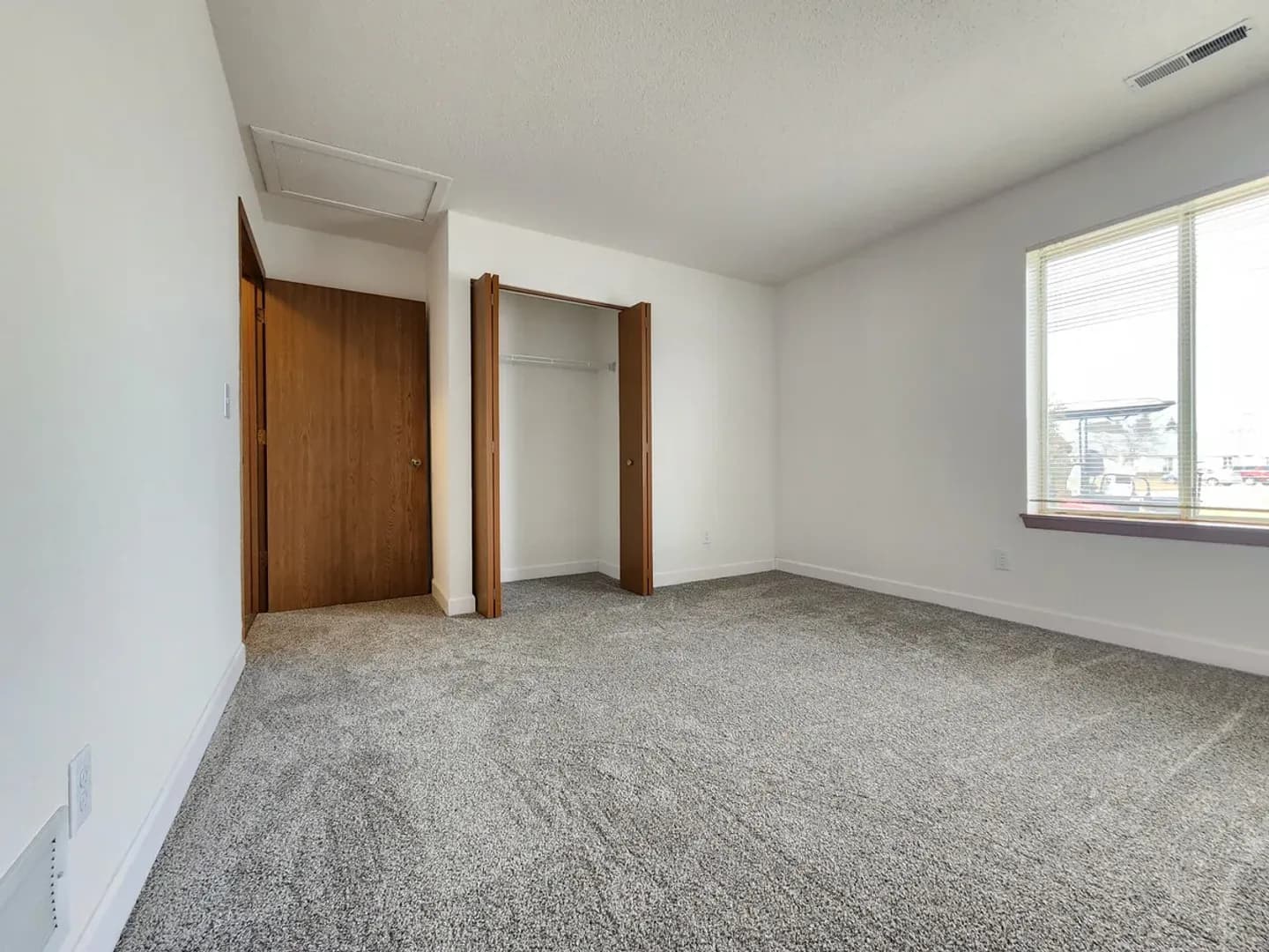 Oak Creek Apartment: 8385 S. Yorkshire Dr.