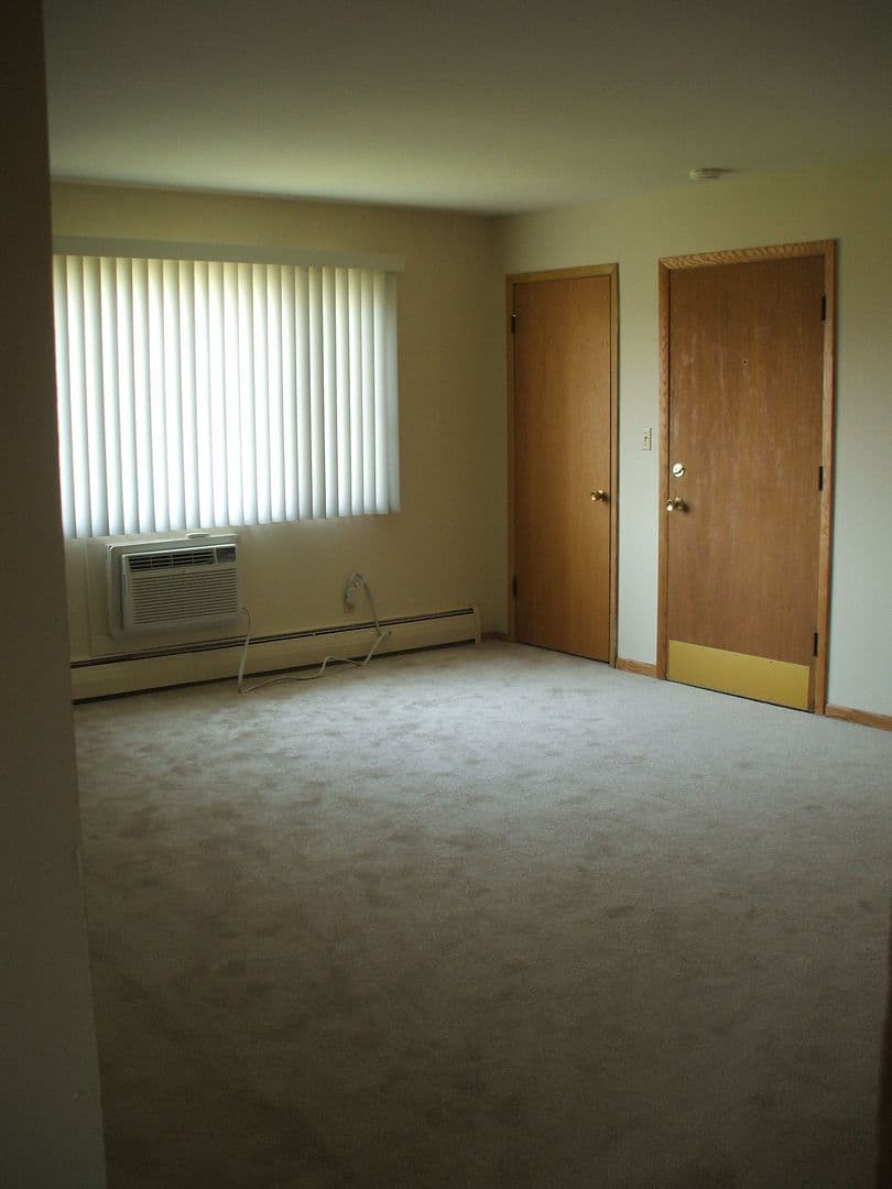 Oak Creek Apartment: 8828 S. Oak Park Drive