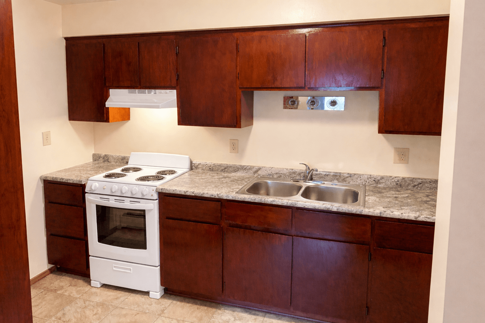 Oak Creek Apartment: 8828 S. Oak Park Drive