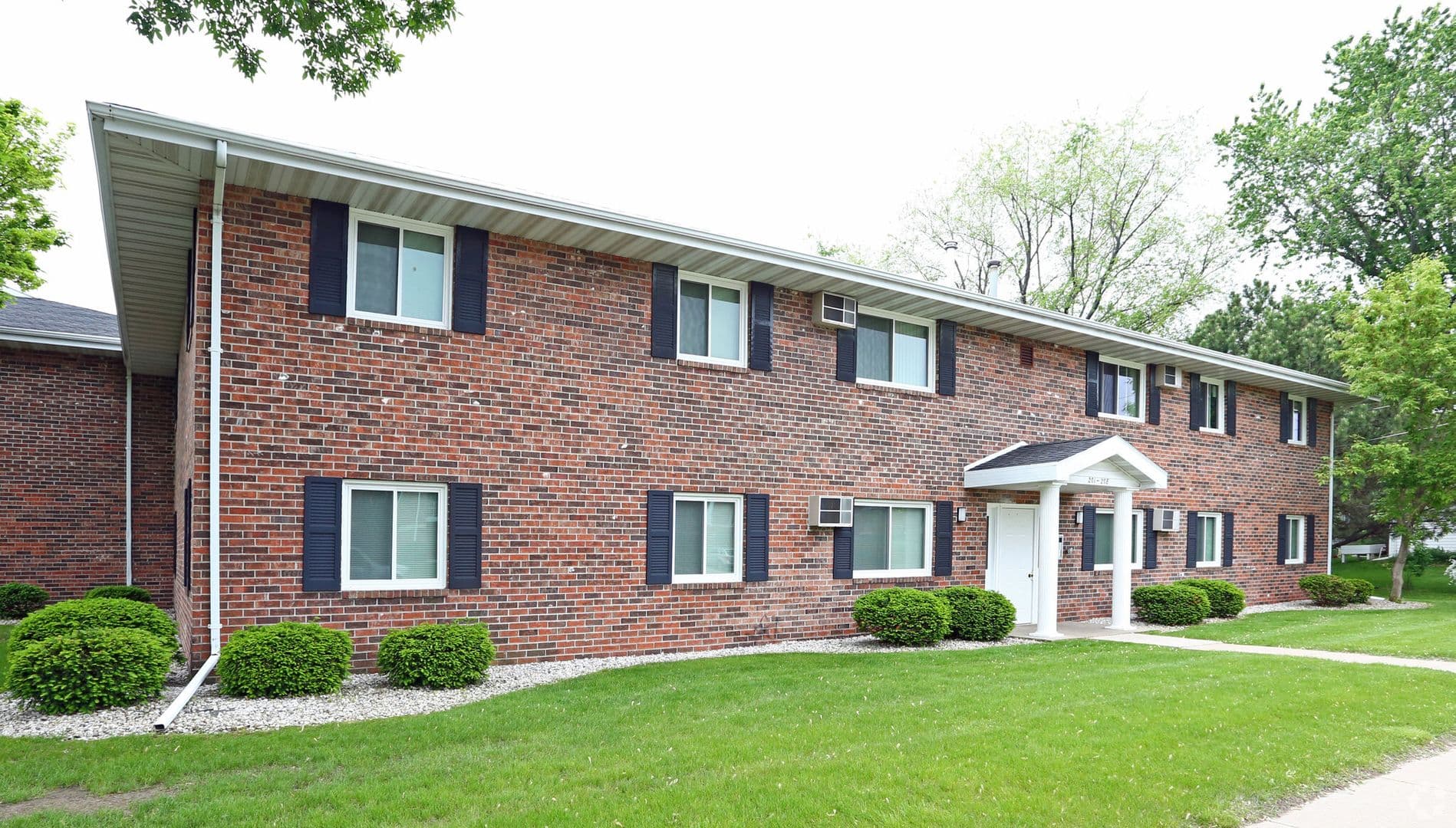 Green Bay Apartment: 2021 Deckner Ave.