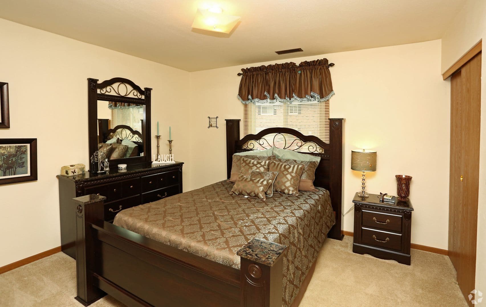 Green Bay Apartment: 2021 Deckner Ave.