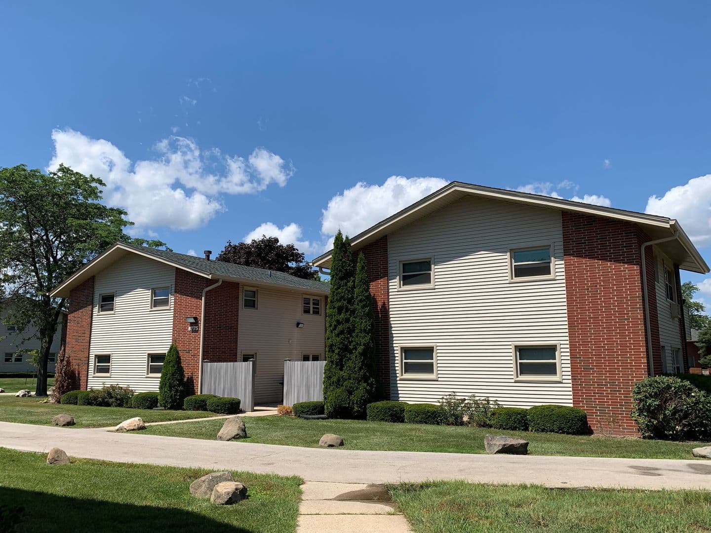 Oak Creek Apartment: 8828 S. Oak Park Drive
