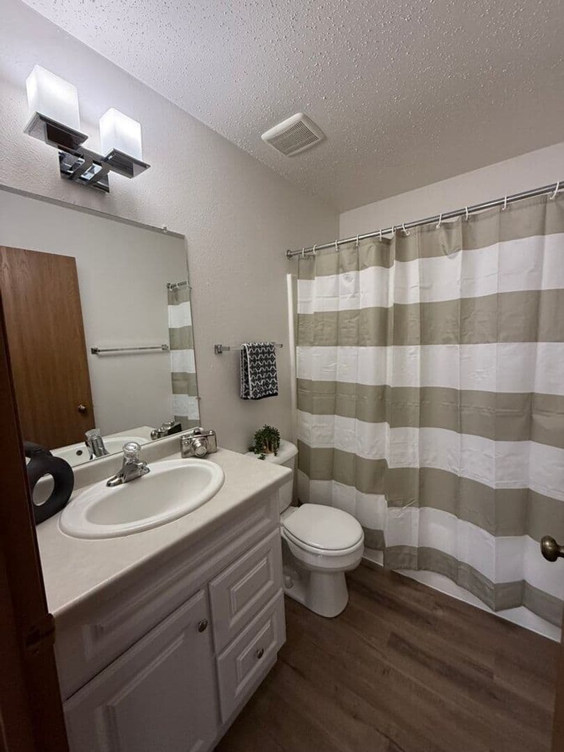Oak Creek Apartment: 8385 S. Yorkshire Dr.