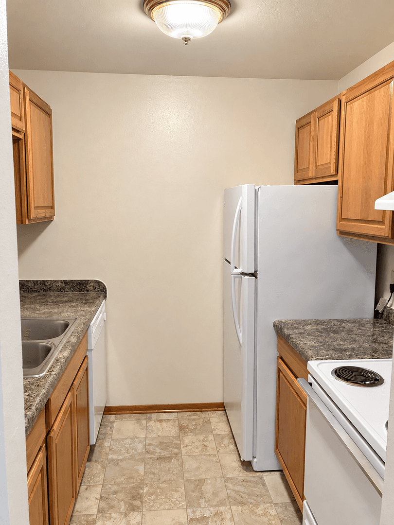 Oak Creek Apartment: 7926 S. Wildwood Drive #1