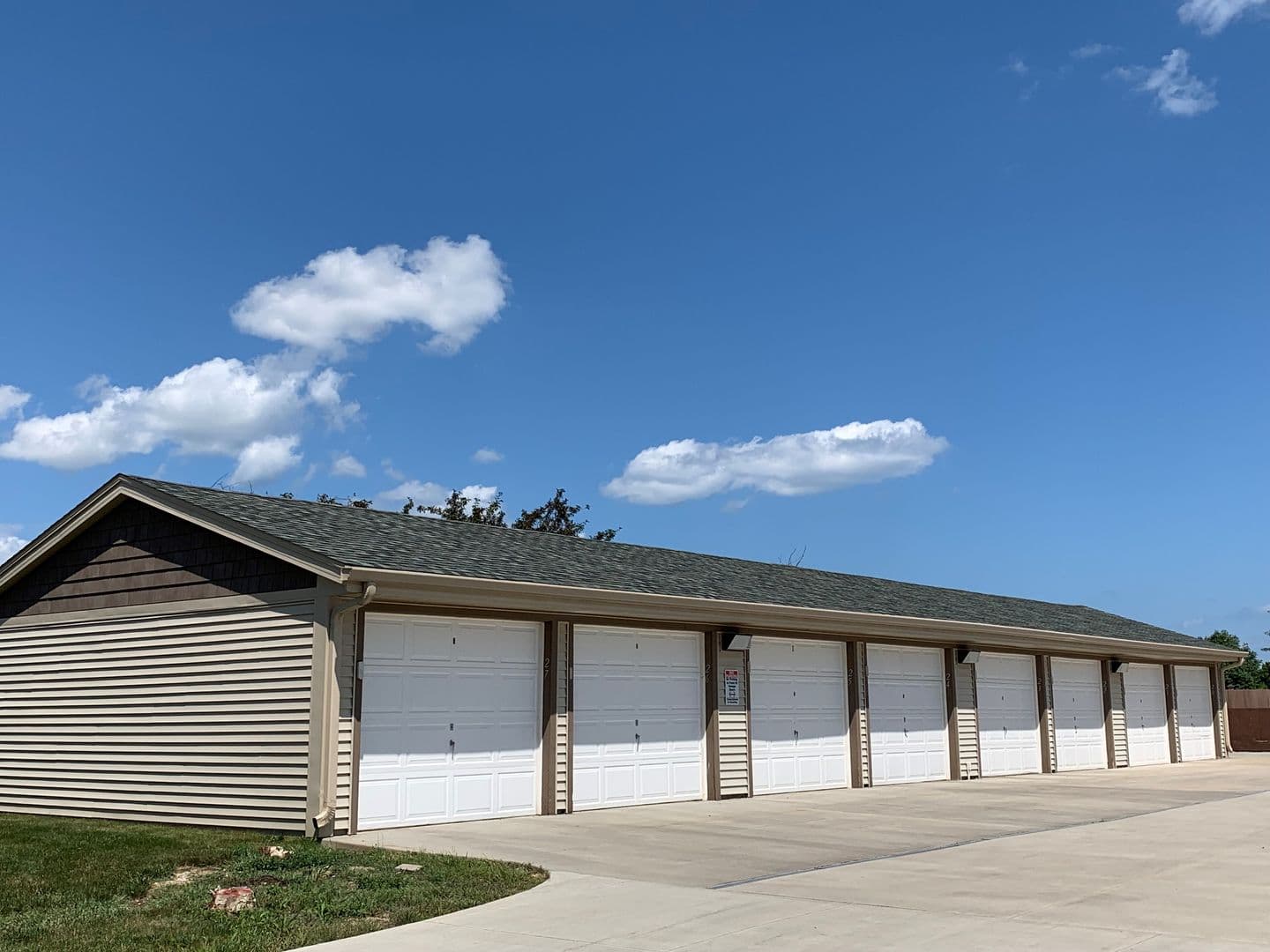 Oak Creek Apartment: 8828 S. Oak Park Drive