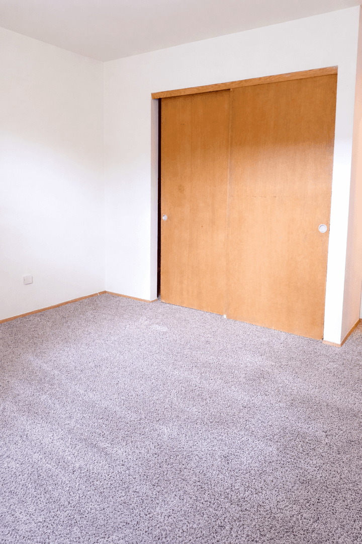 Oak Creek Apartment: 8828 S. Oak Park Drive