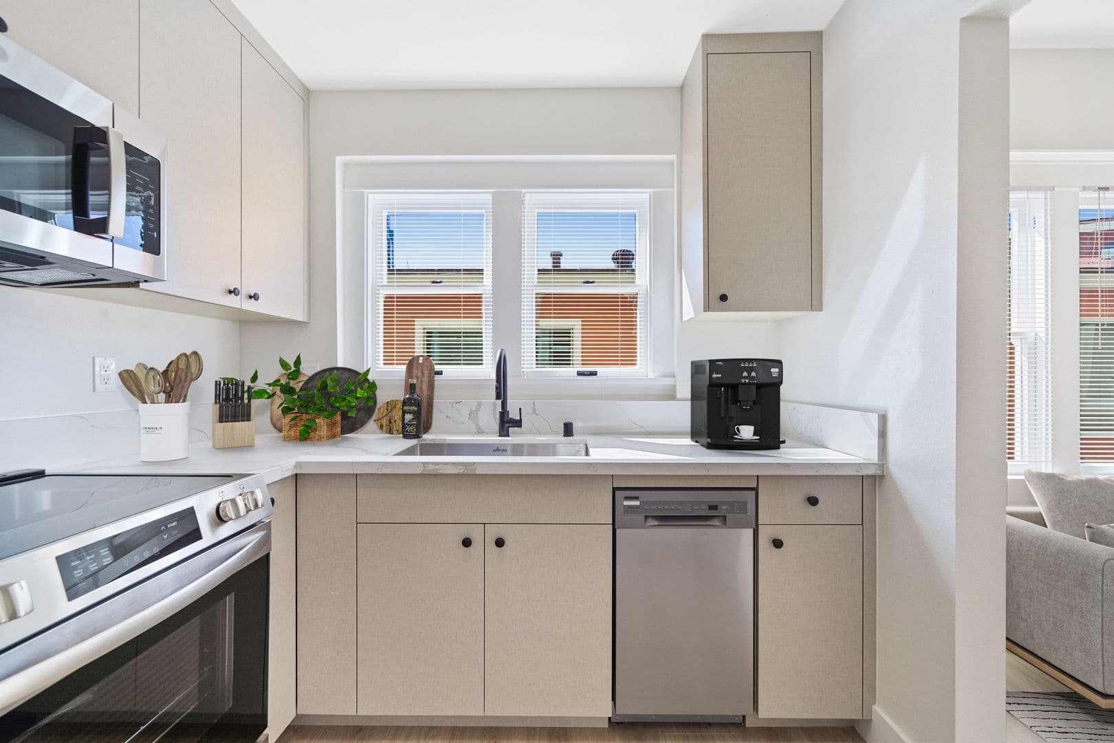 Long Beach Apartment: 1037 E 1st Street