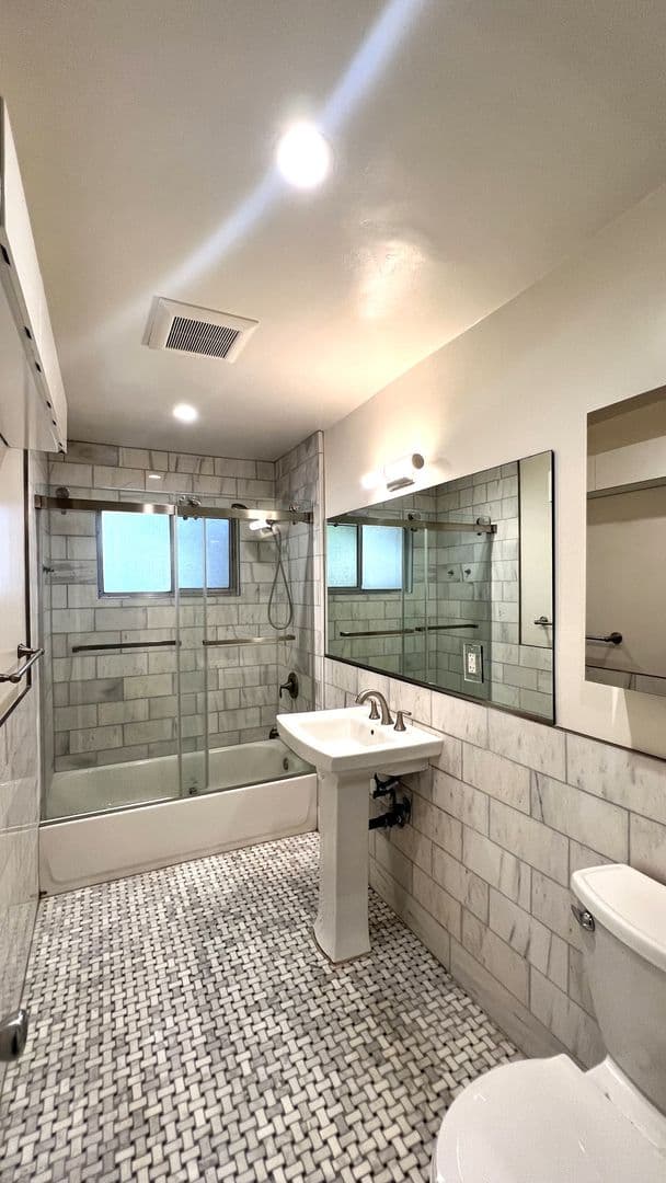 Long Beach Apartment: 233 Mira Mar Avenue