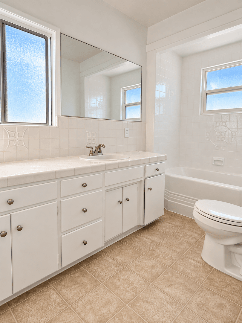 Long Beach Apartment: 3140 E 3rd Street