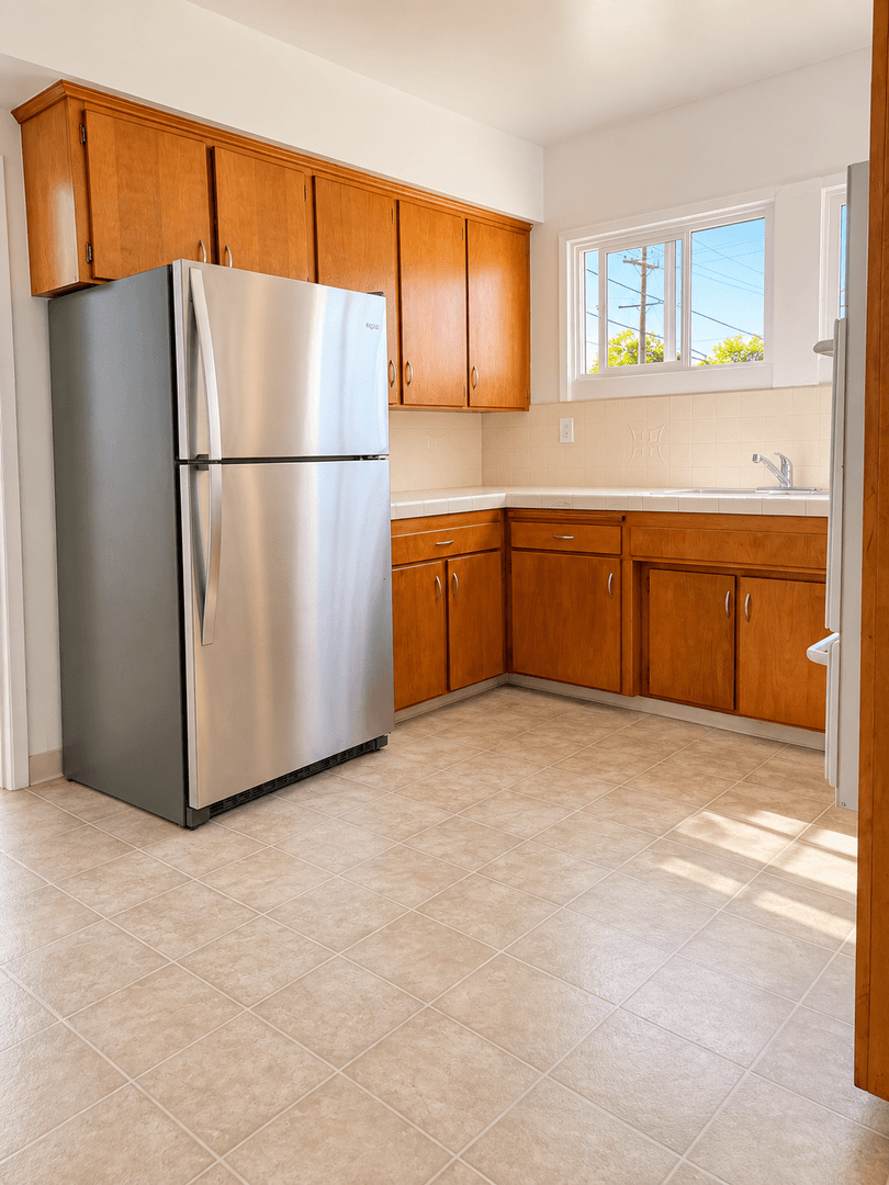 Long Beach Apartment: 3140 E 3rd Street