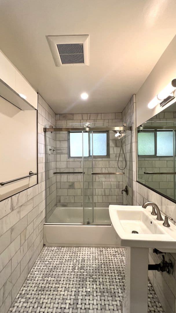 Long Beach Apartment: 233 Mira Mar Avenue