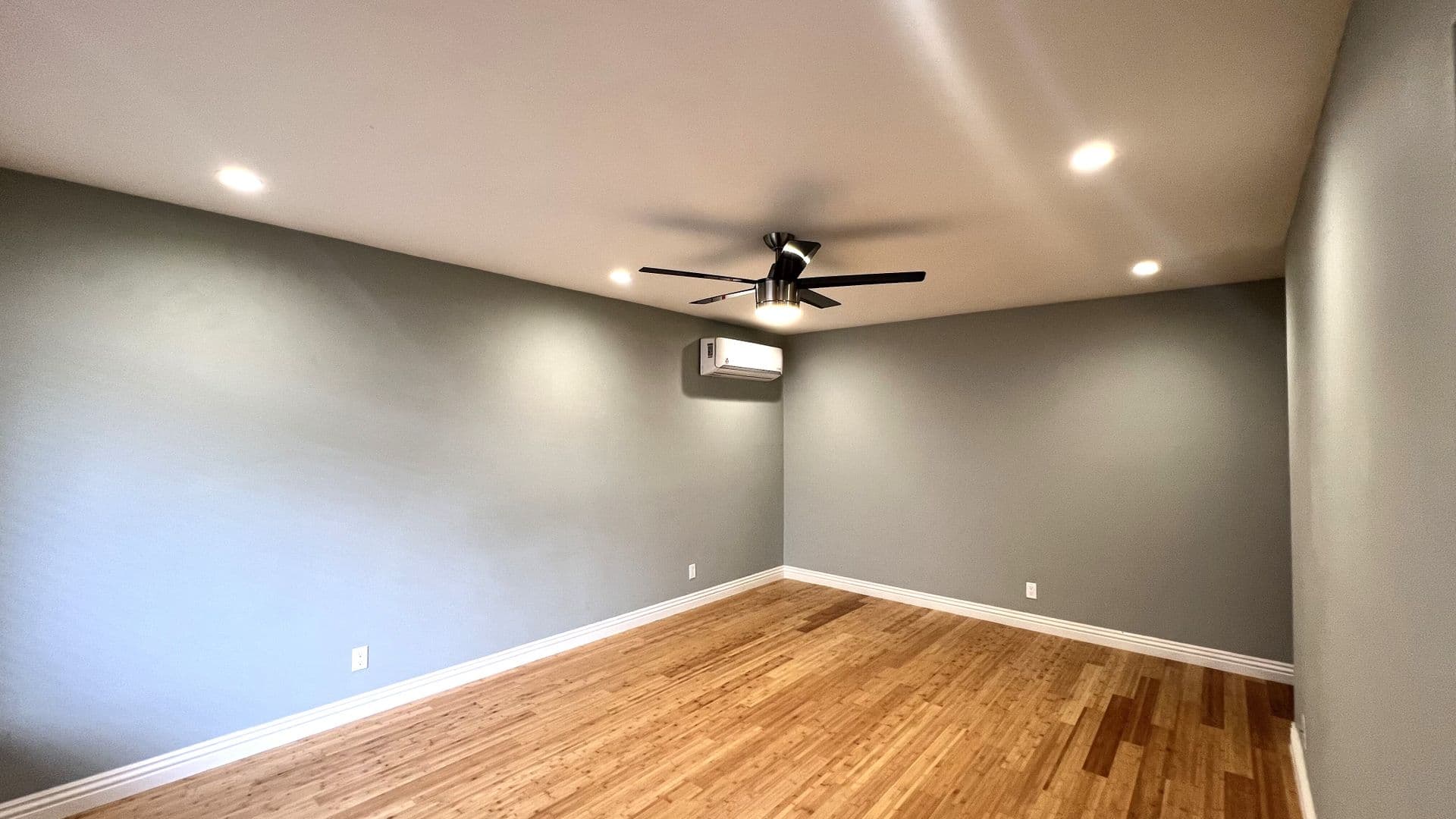 Long Beach Apartment: 233 Mira Mar Avenue
