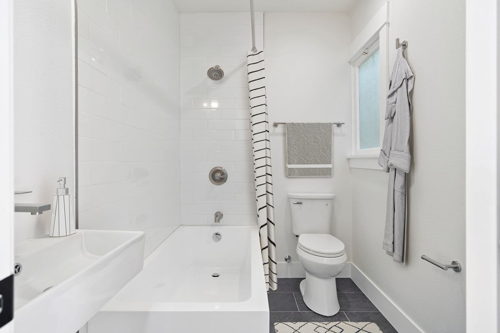 Long Beach Apartment: 1037 E 1st Street