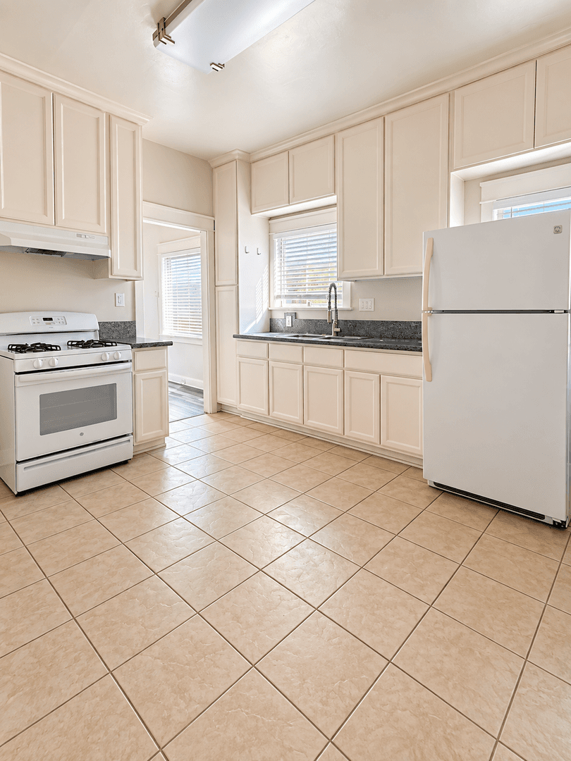 Long Beach Apartment: 833 Cherry Avenue