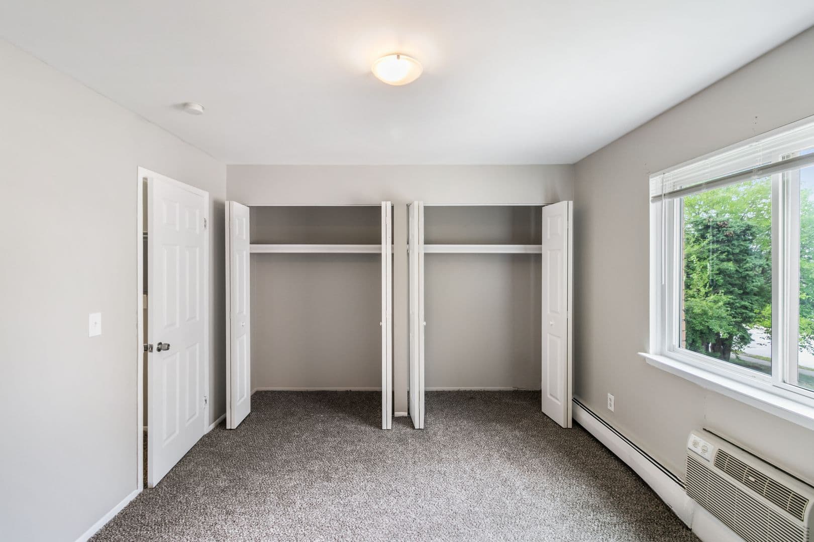 Oak Park Apartment: 21800 Coolidge