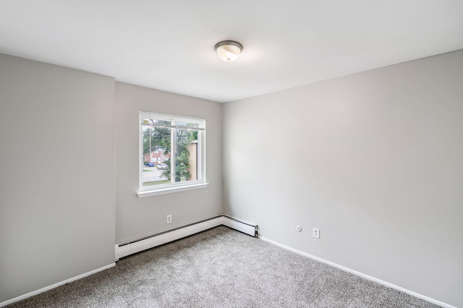Oak Park Apartment: 21800 Coolidge