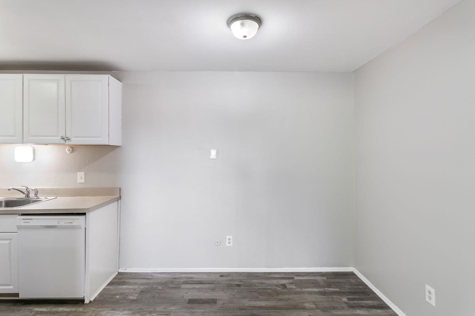 Oak Park Apartment: 21800 Coolidge