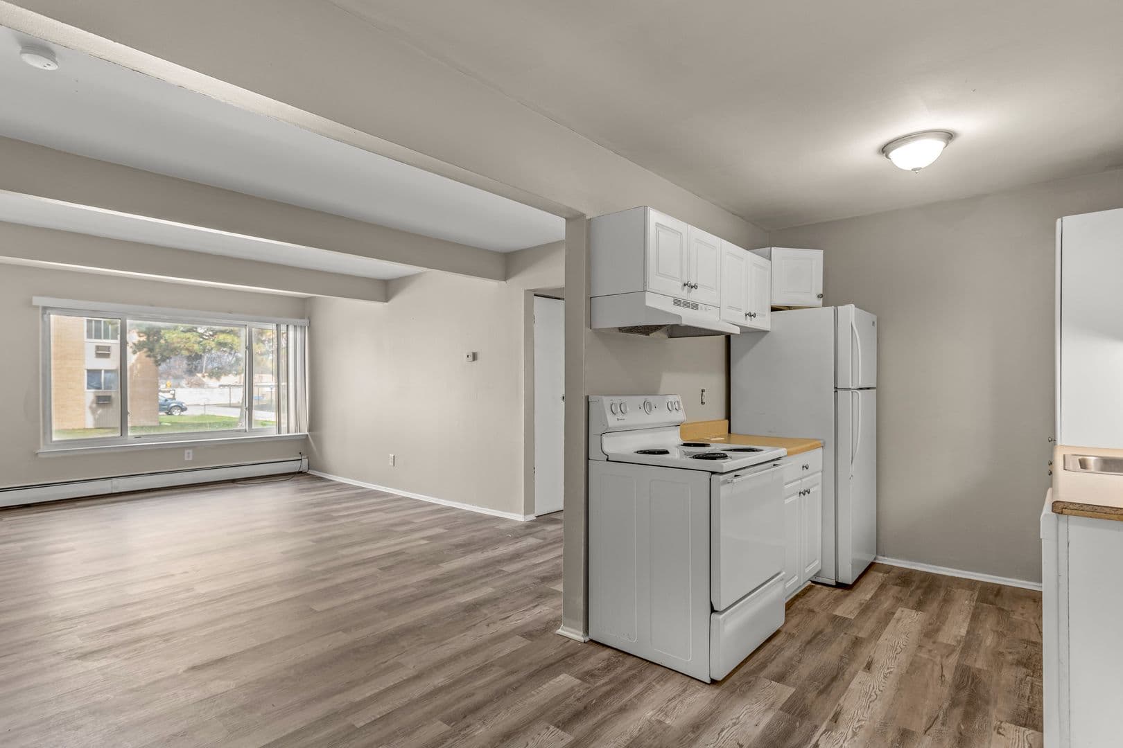 Oak Park Apartment: 21800 Coolidge