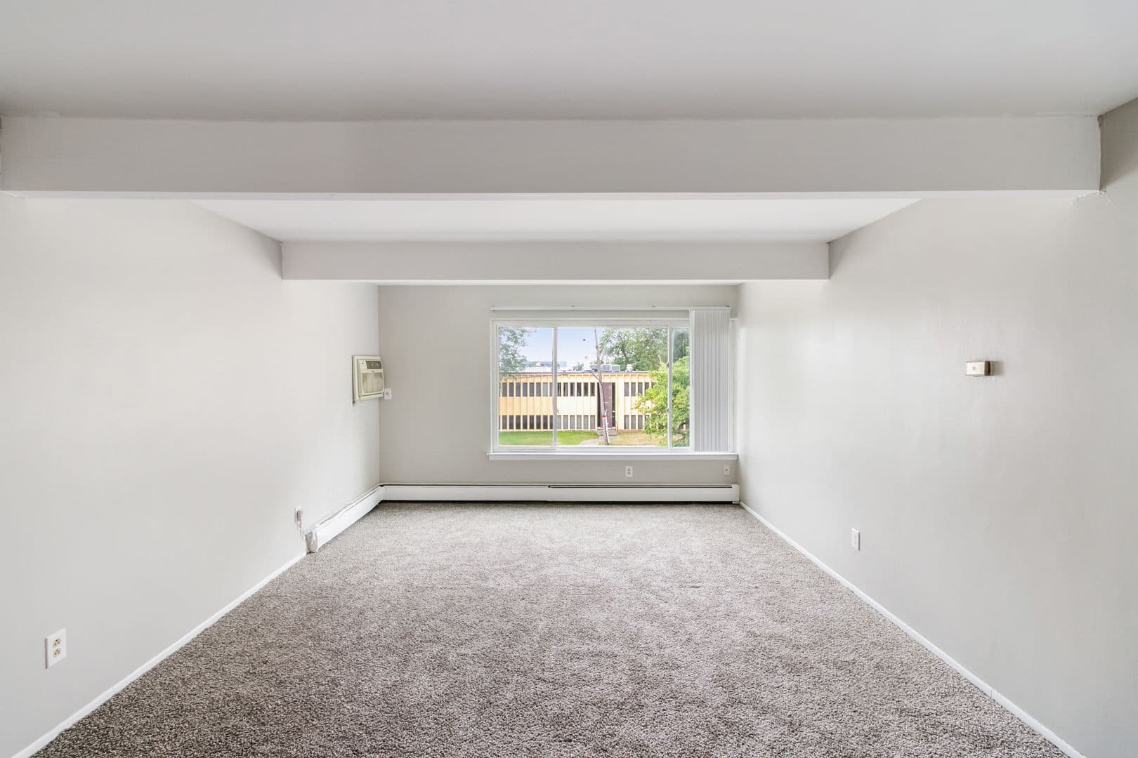 Oak Park Apartment: 21800 Coolidge