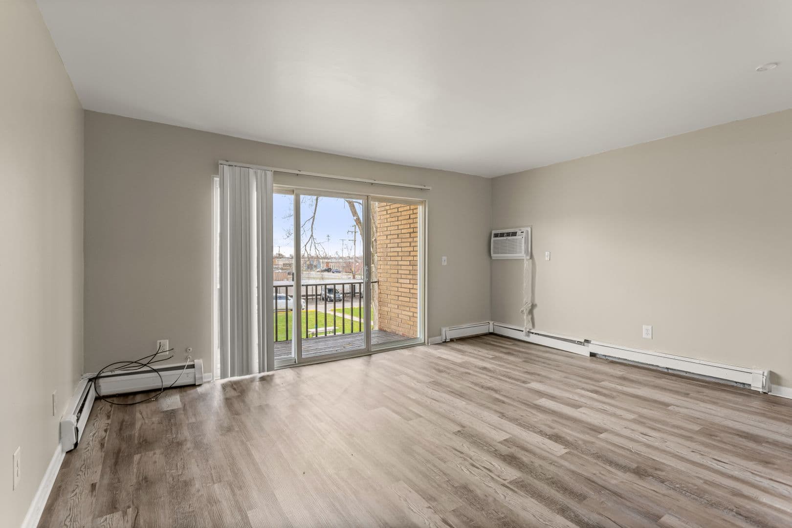 Oak Park Apartment: 21800 Coolidge