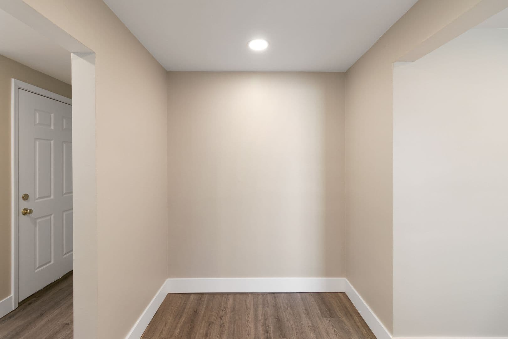 Utica Apartment: 45835 Brownell