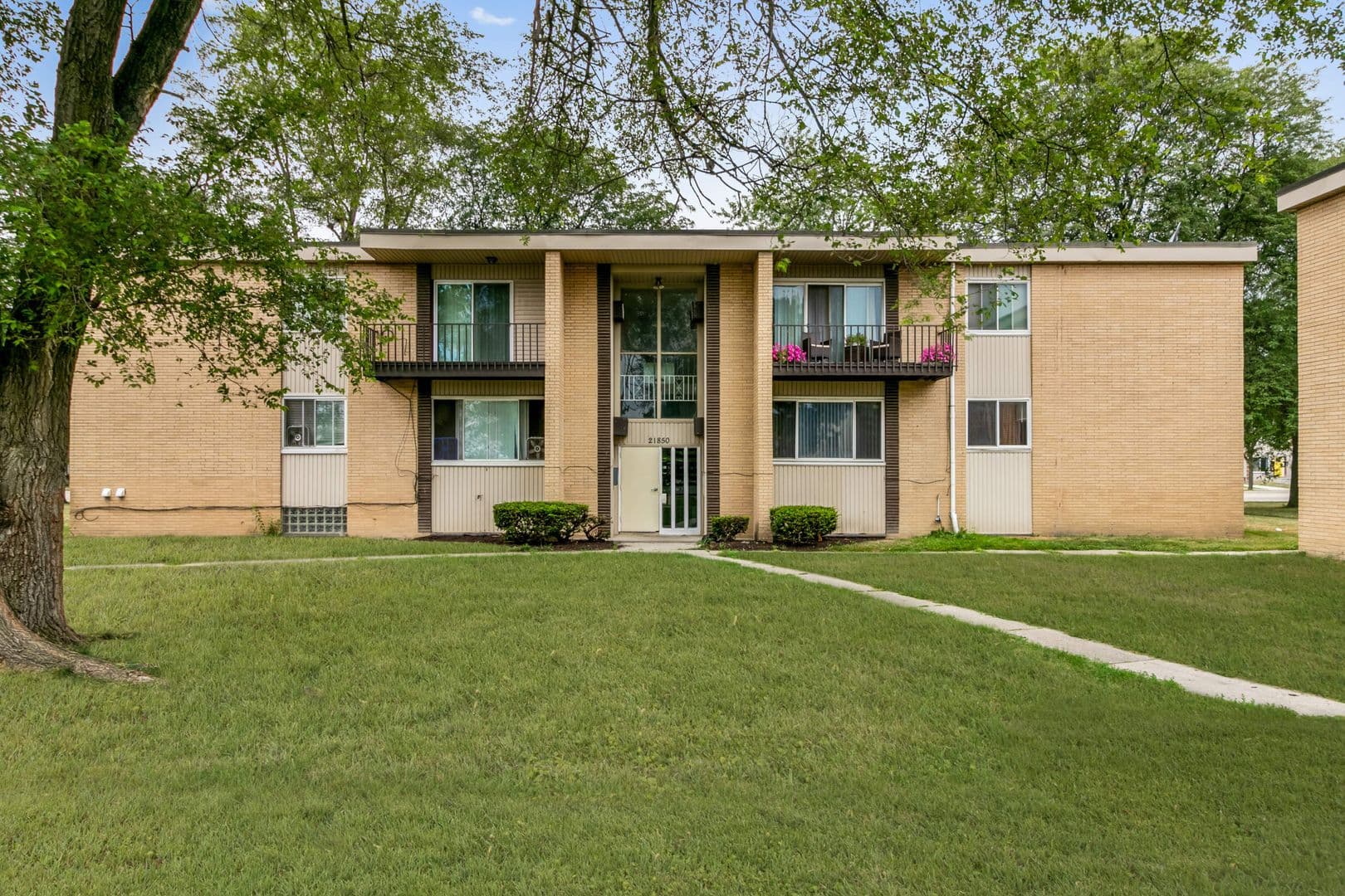Oak Park Apartment: 21800 Coolidge