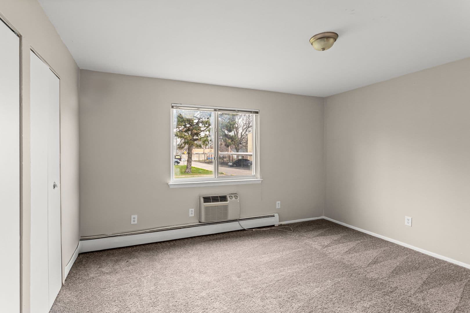 Oak Park Apartment: 21800 Coolidge