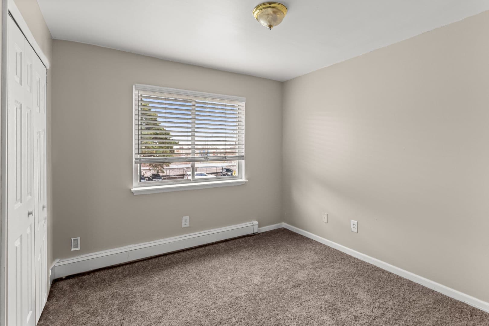 Oak Park Apartment: 21800 Coolidge