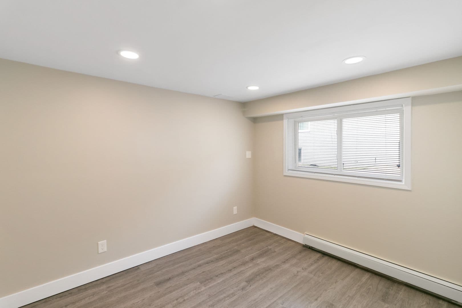 Utica Apartment: 45835 Brownell