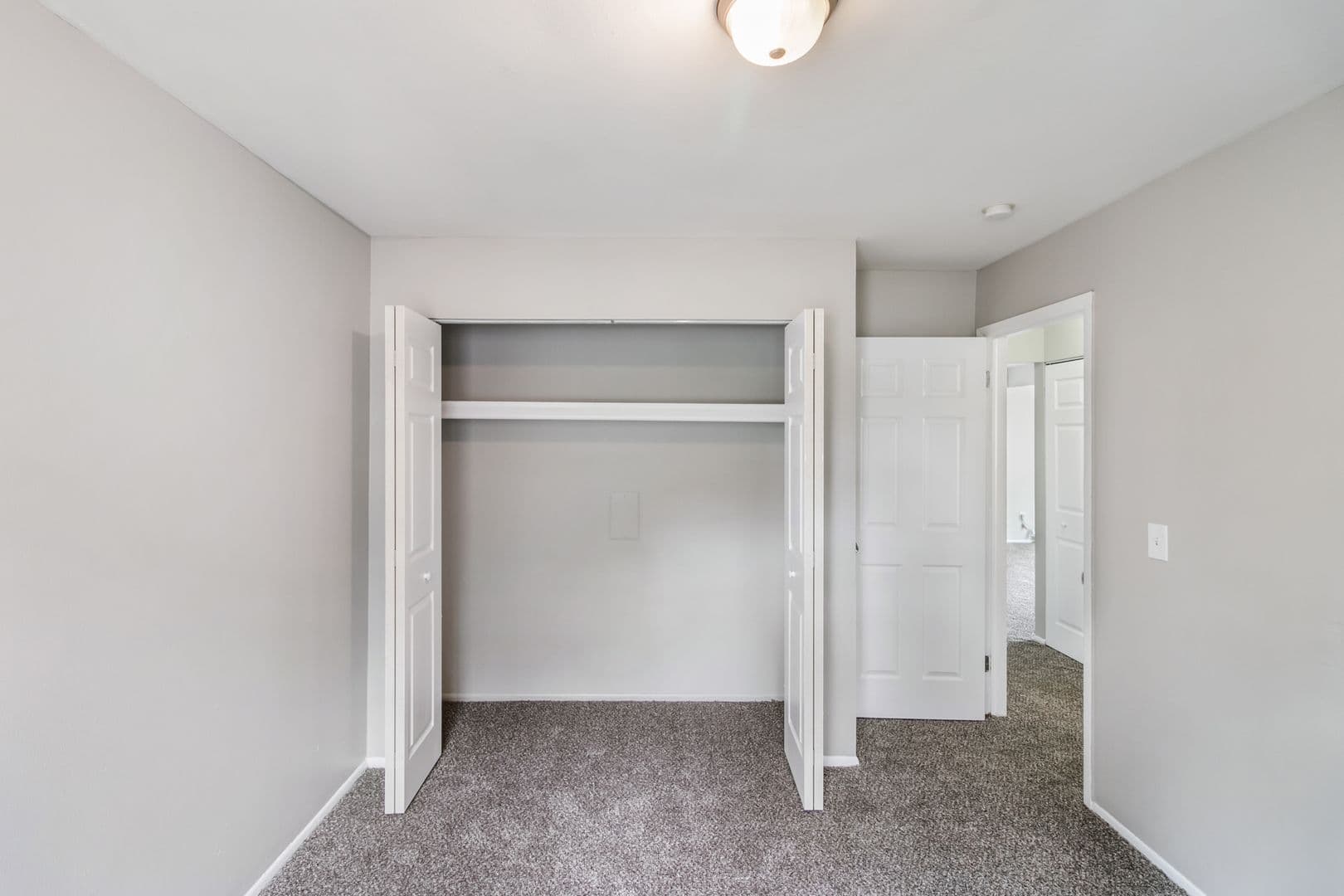 Oak Park Apartment: 21800 Coolidge