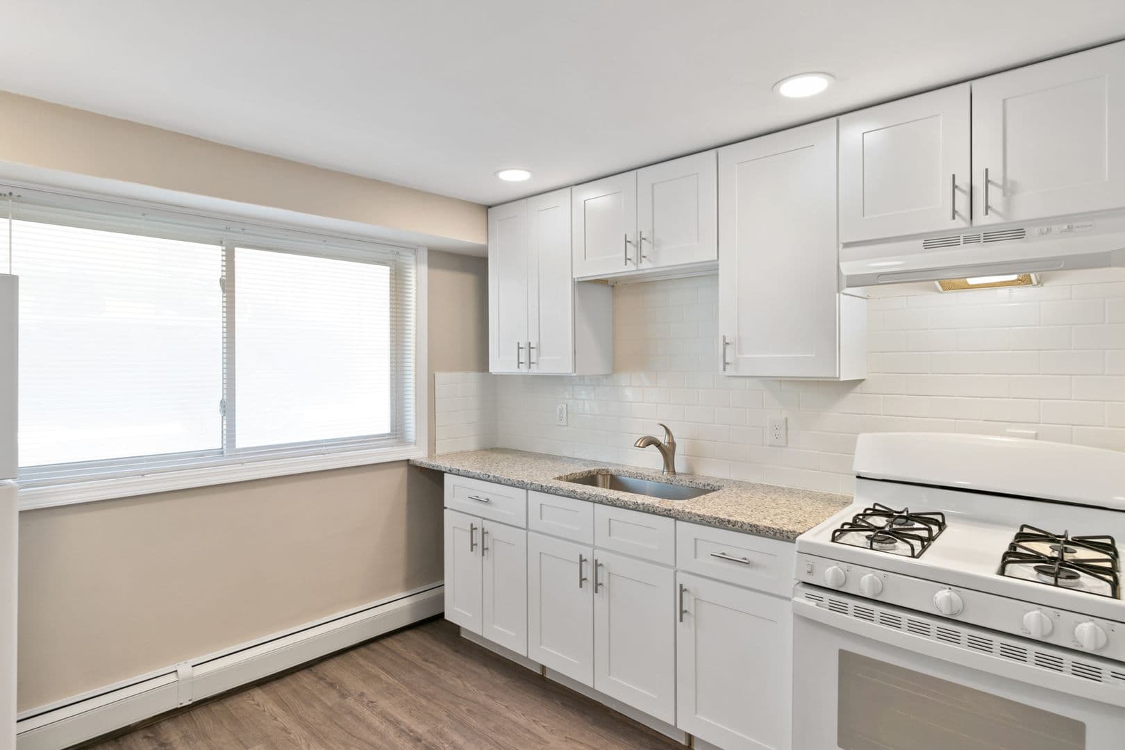 Utica Apartment: 45835 Brownell