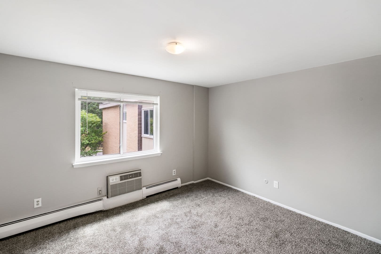 Oak Park Apartment: 21800 Coolidge