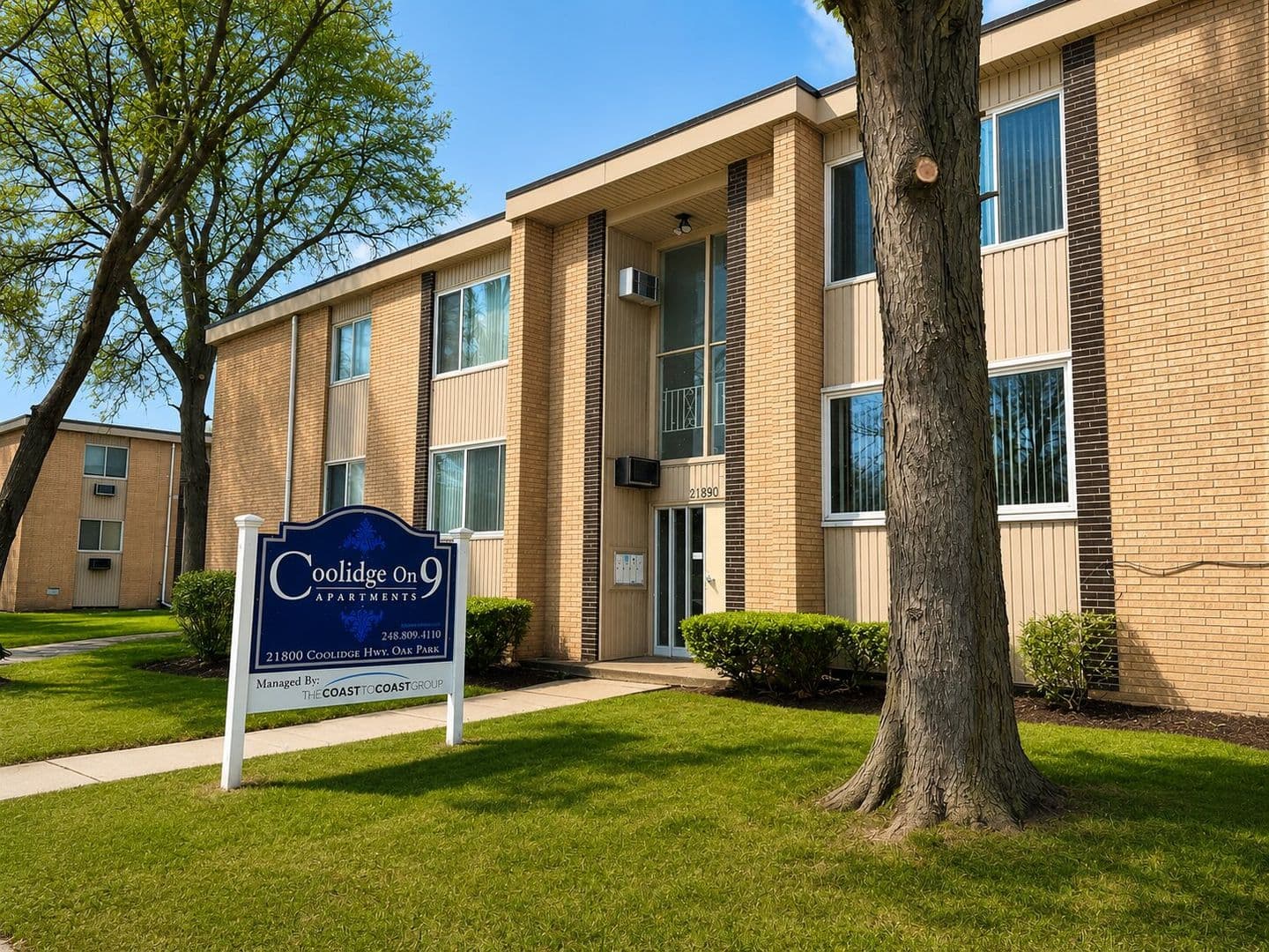 Oak Park Apartment: 21800 Coolidge