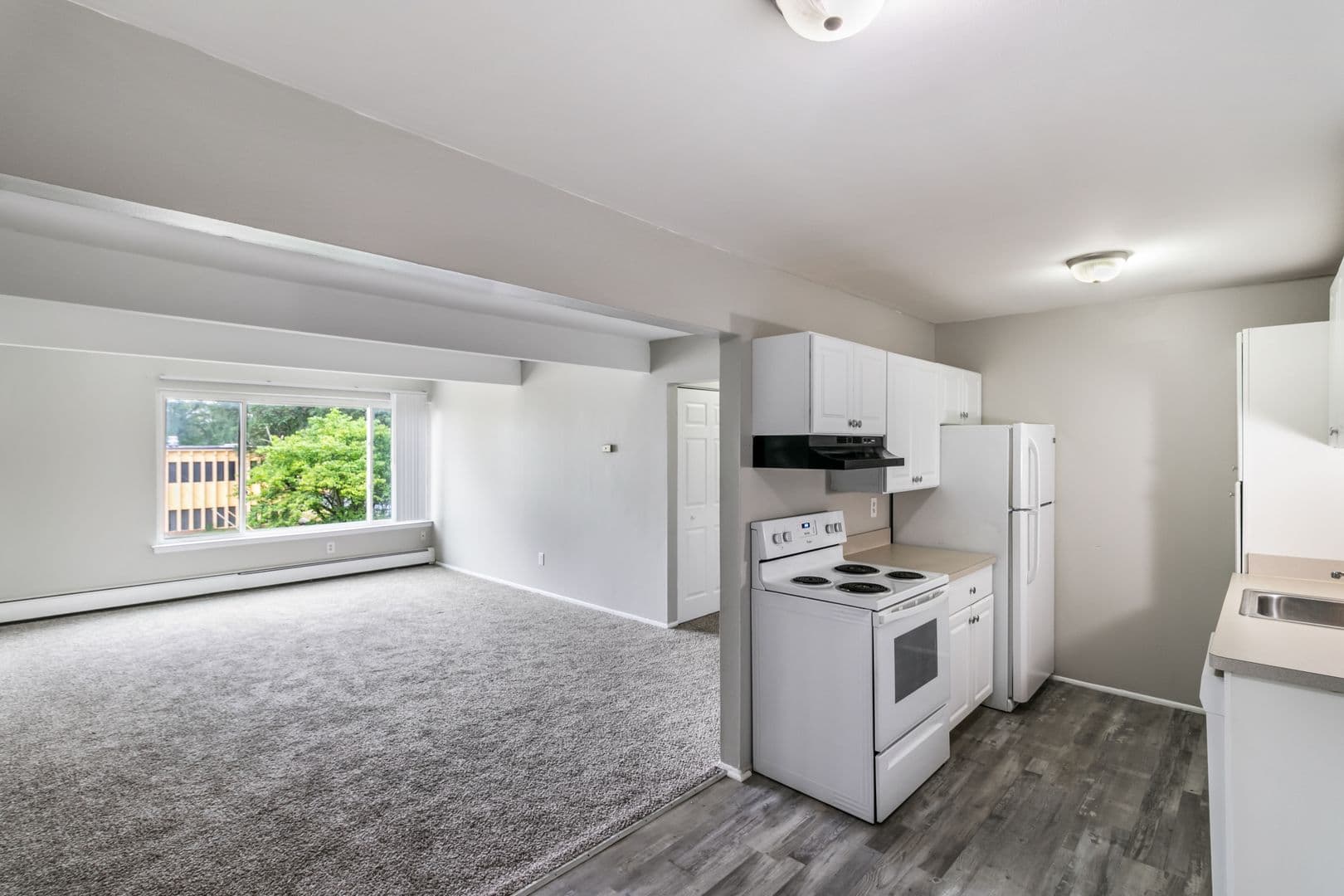 Oak Park Apartment: 21800 Coolidge
