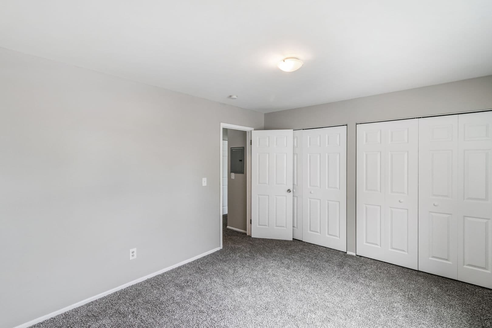Oak Park Apartment: 21800 Coolidge