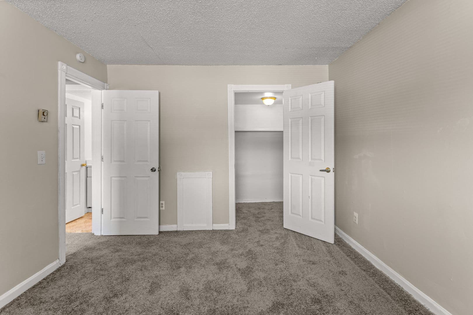 Clinton Township Apartment: 21641 Hillside