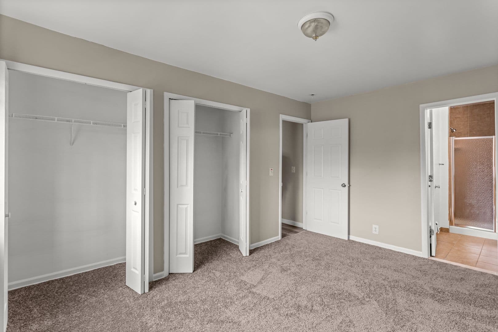 Oak Park Apartment: 21800 Coolidge