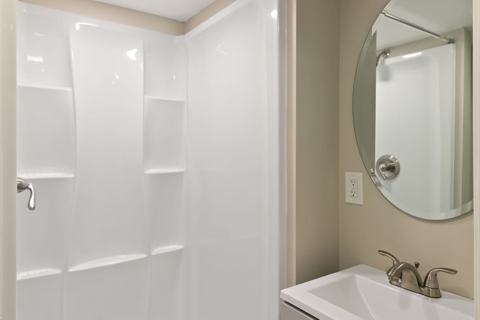Utica Apartment: 45835 Brownell