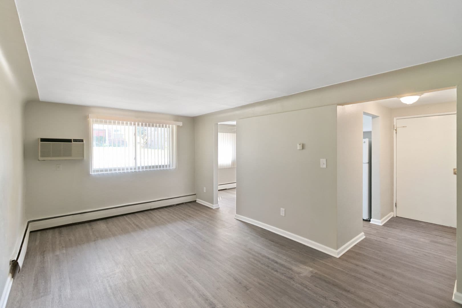 Utica Apartment: 45835 Brownell