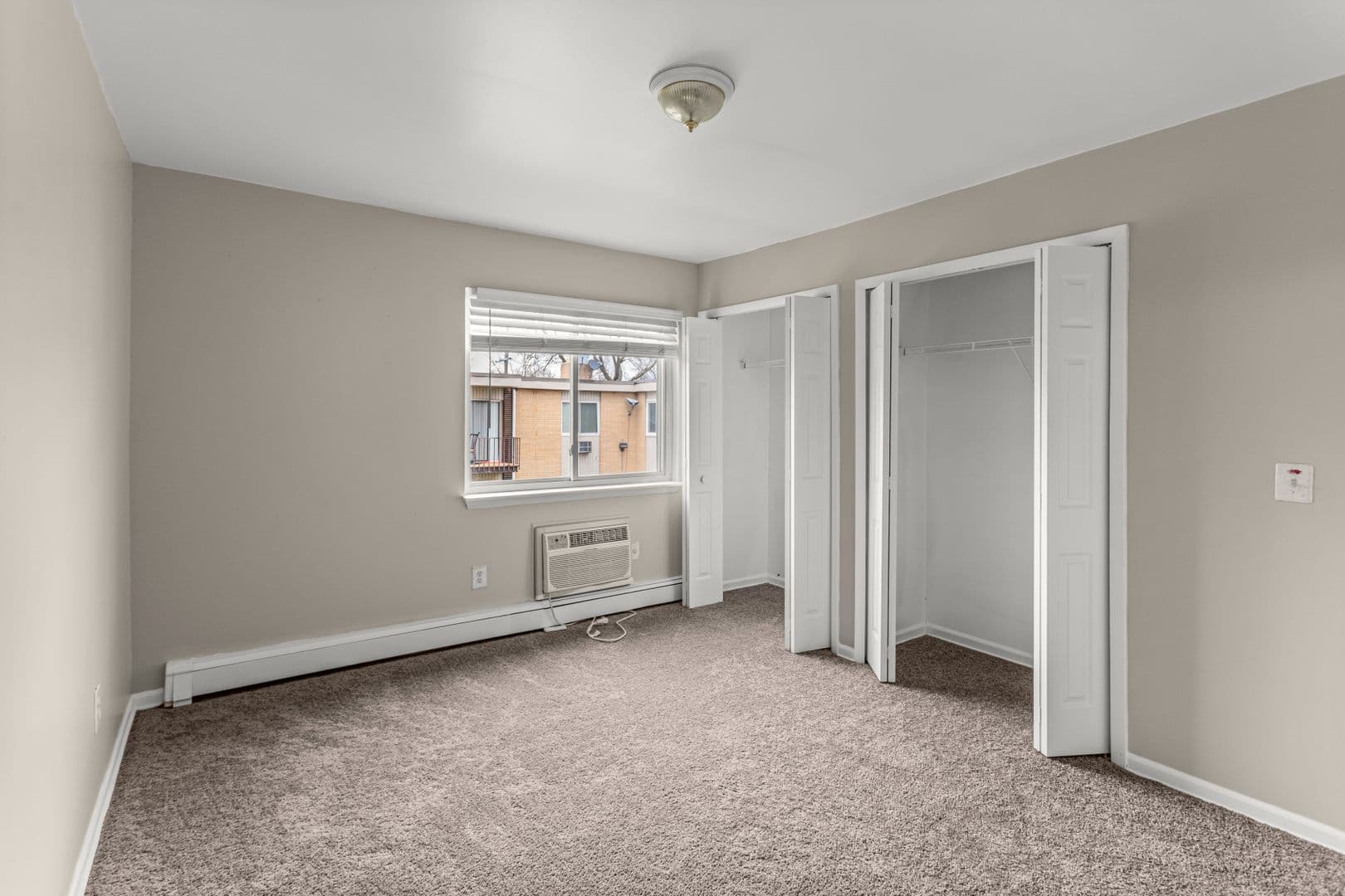 Oak Park Apartment: 21800 Coolidge