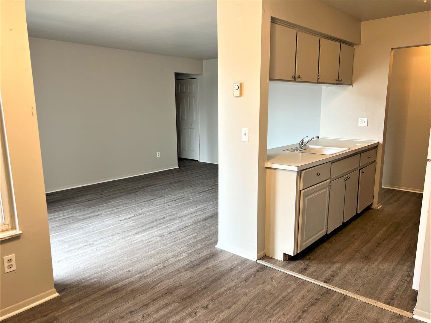 Clinton Township Apartment: 21641 Hillside