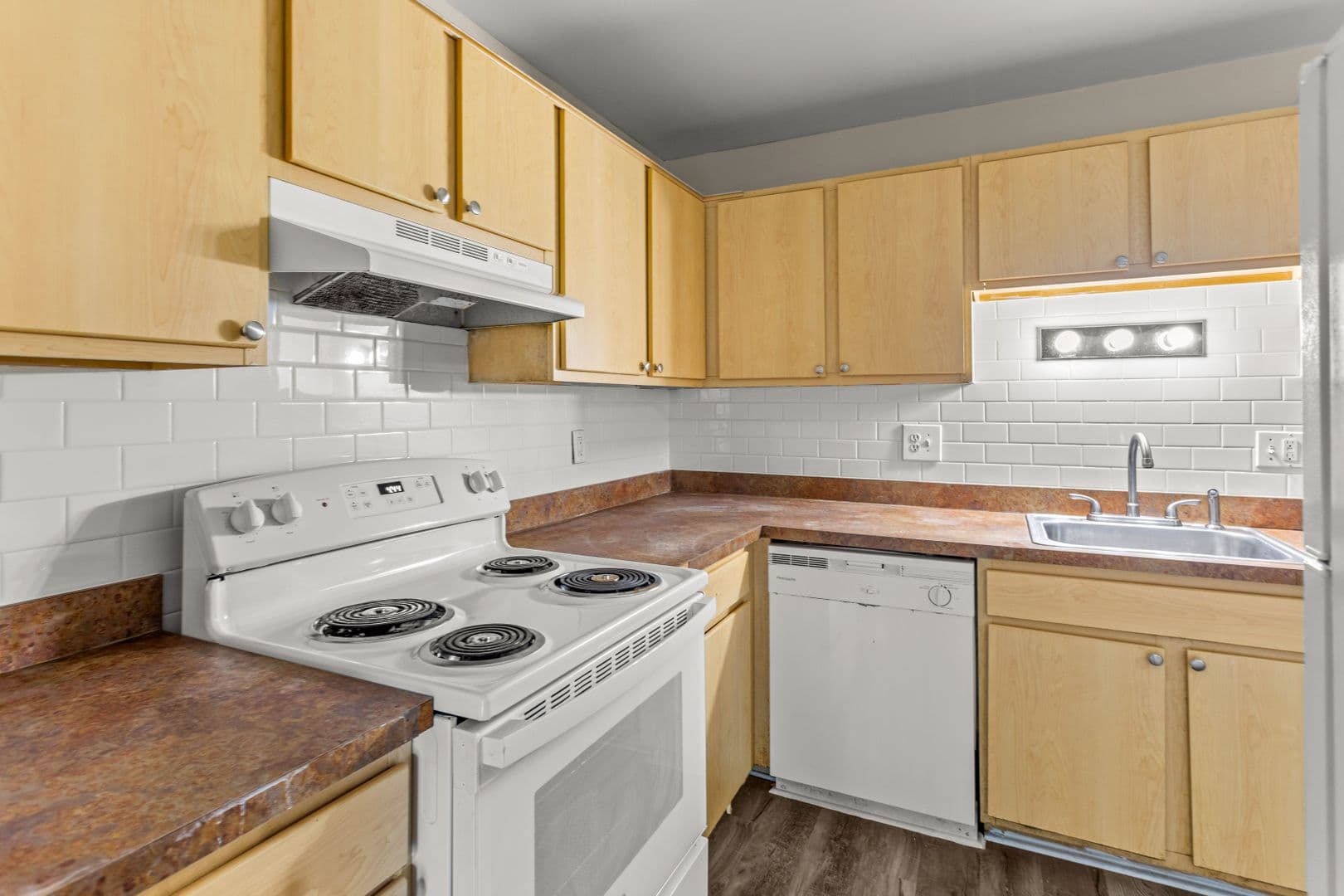 Oak Park Apartment: 21800 Coolidge