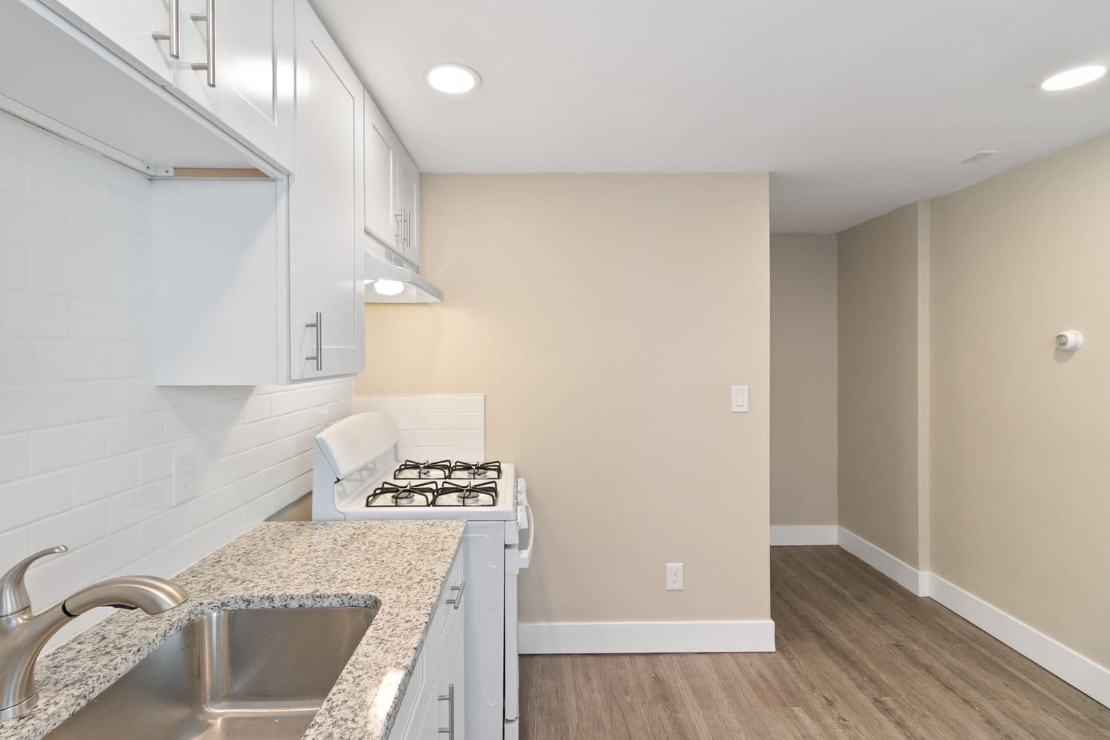 Utica Apartment: 45835 Brownell