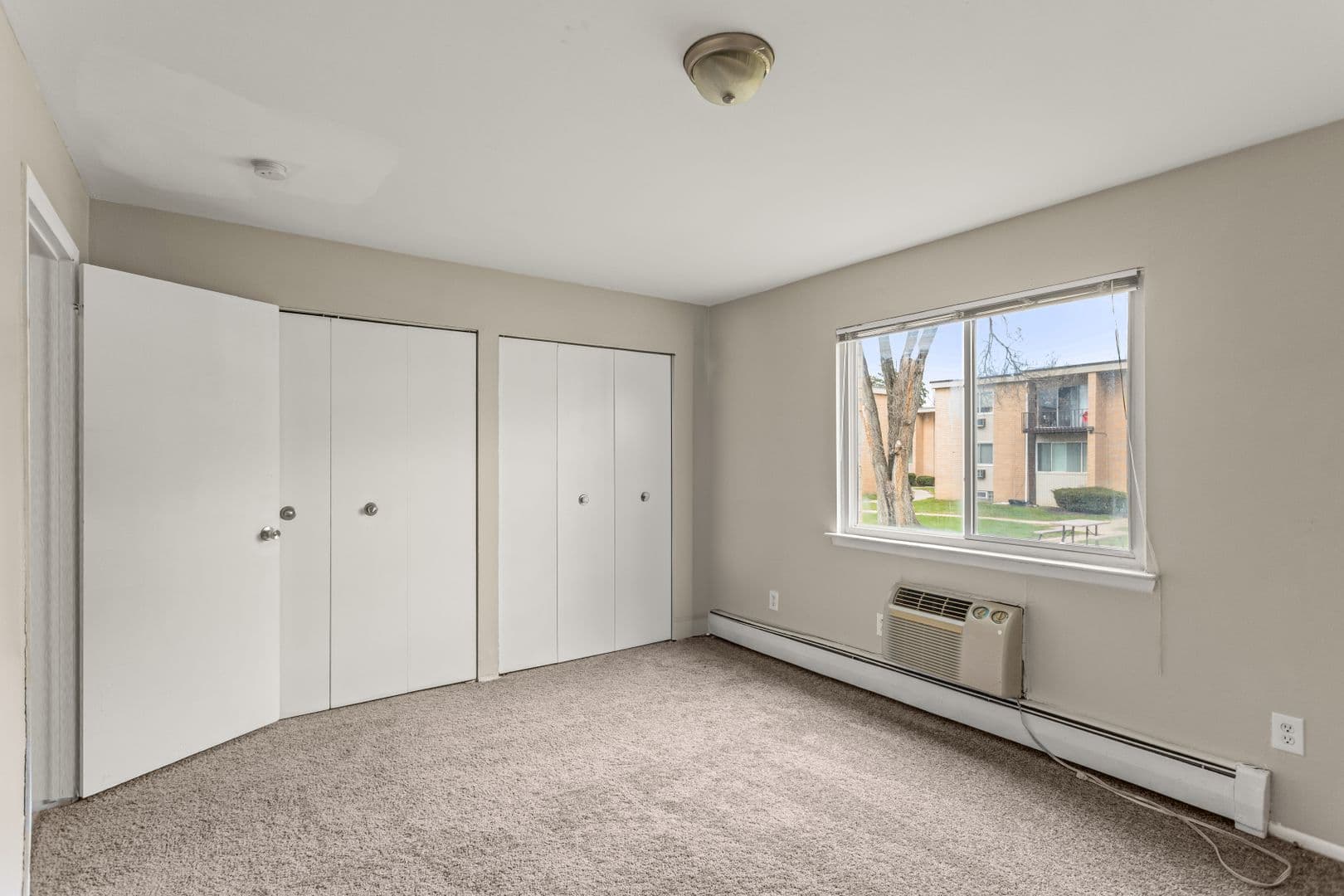Oak Park Apartment: 21800 Coolidge