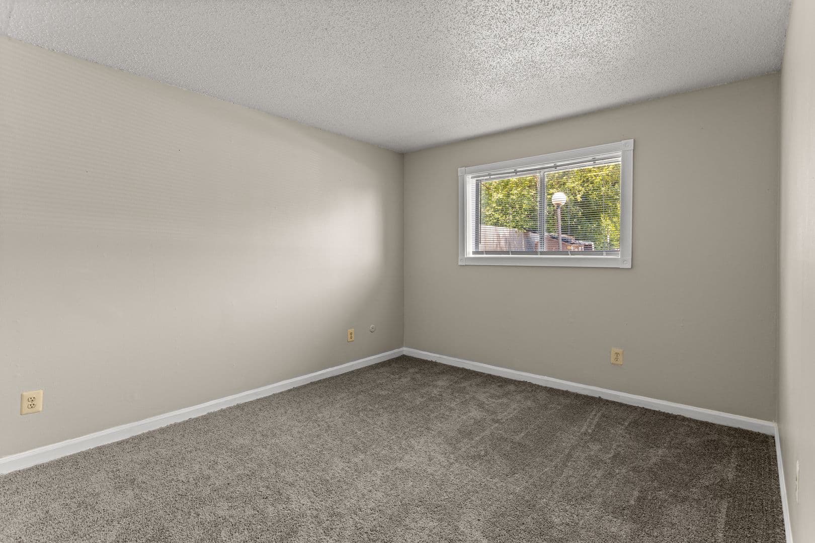 Clinton Township Apartment: 21641 Hillside