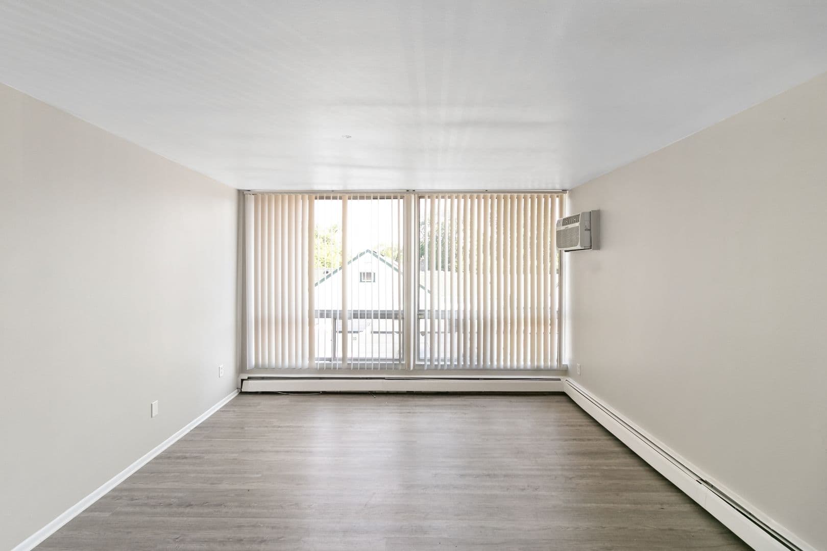 Roseville Apartment: 16840 E Eleven Mile Rd