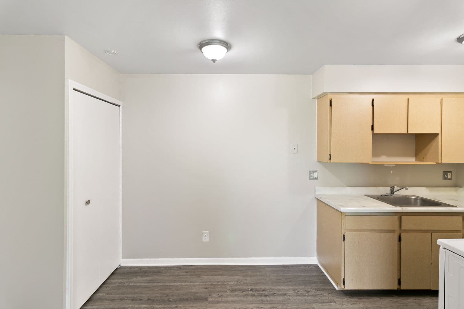 New Baltimore Apartment: 50980 Jefferson