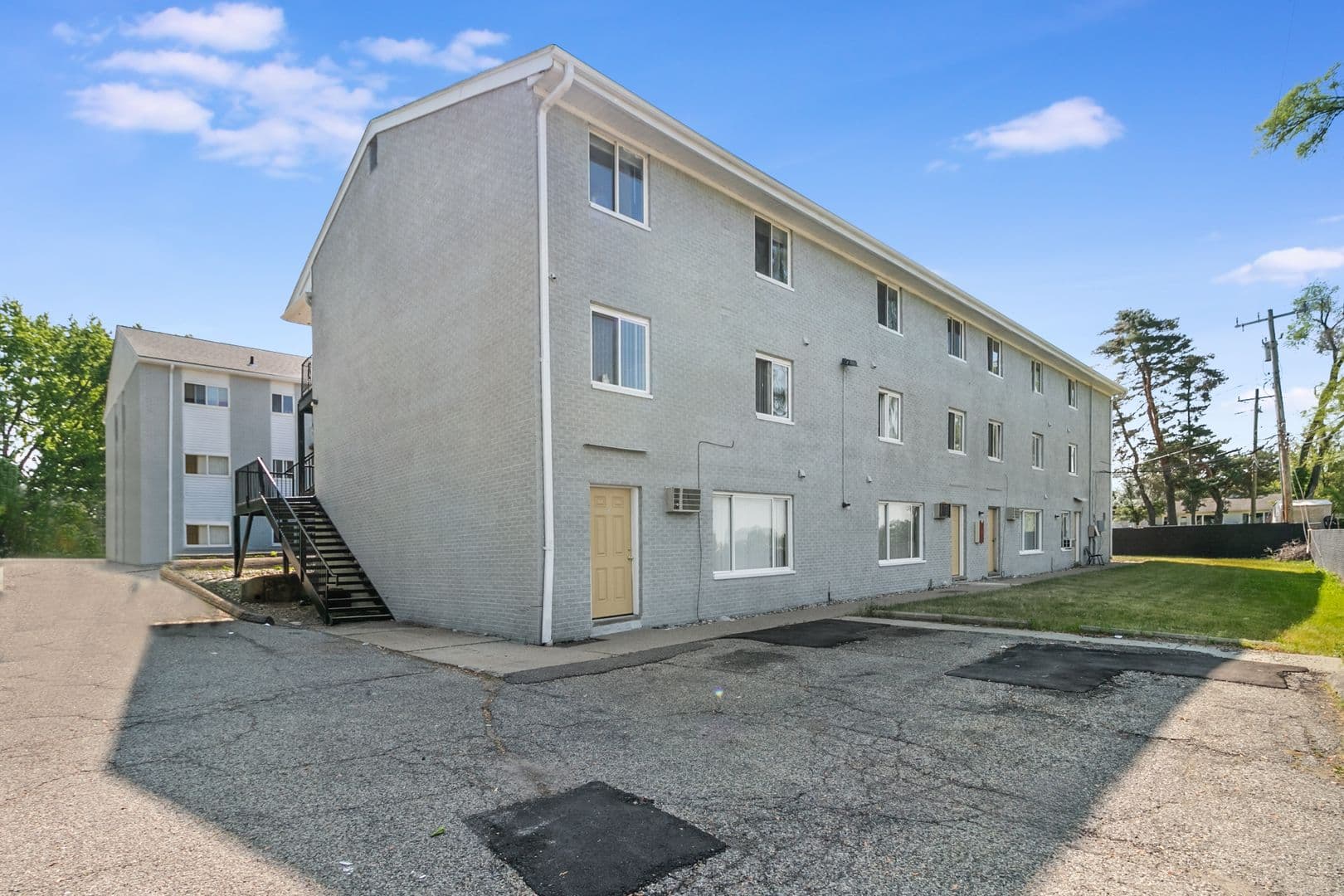 Utica Apartment: 45835 Brownell