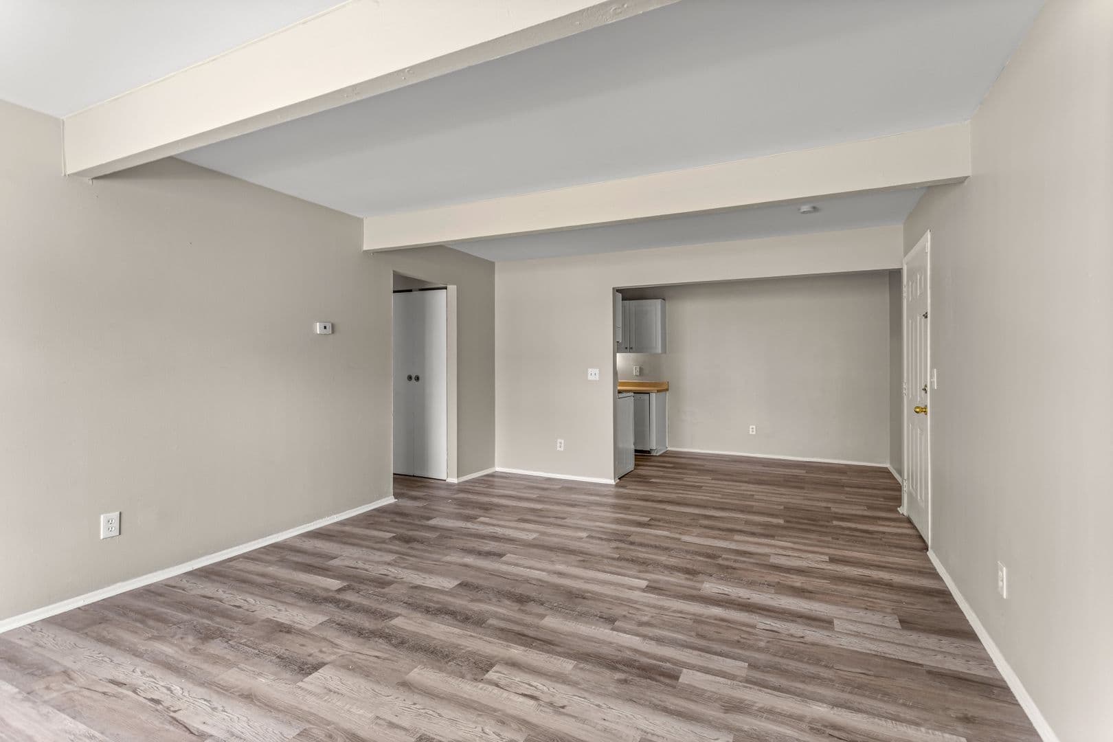 Oak Park Apartment: 21800 Coolidge